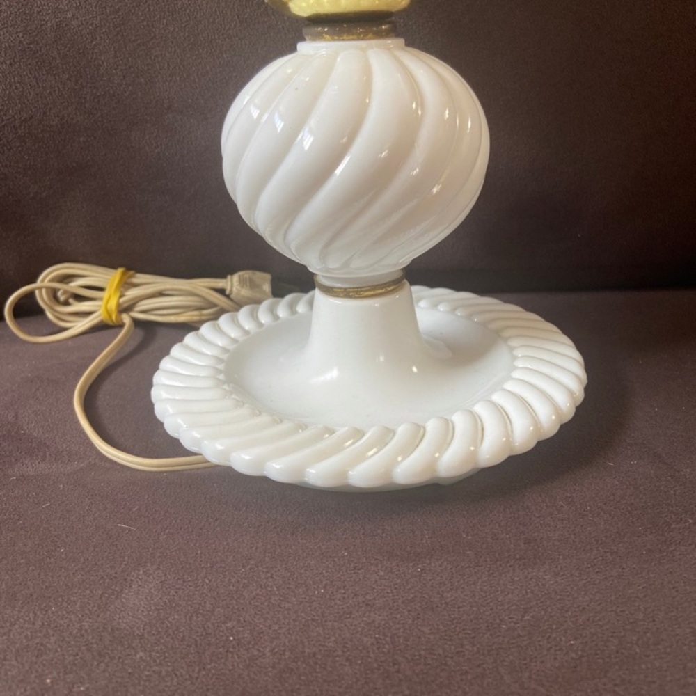 Vintage 1940’s Elegant Milk Glass Swirl Glass Lamp - Picture 3 of 6